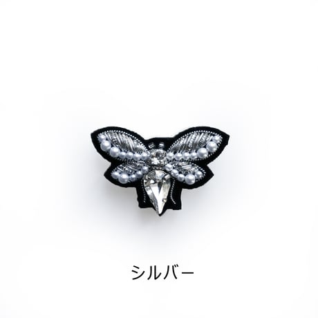 ハチのブローチ