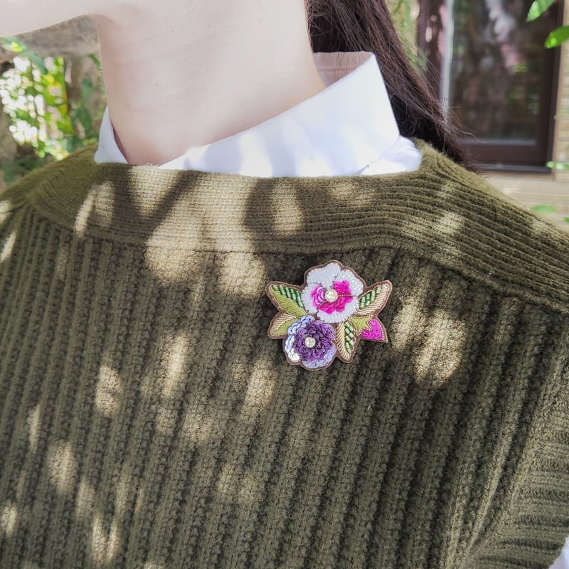 ビーズ刺繍のフラワーブローチ | tilia