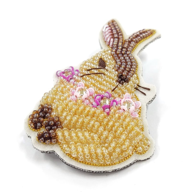 花飾りのうさぎブローチ | tilia