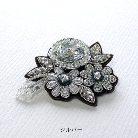ビーズ刺繍のブローチ花 シルバー