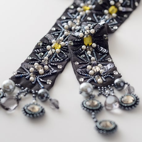 【ビーズ刺繍キット】ビジューとパールの幾何学柄ラリエット