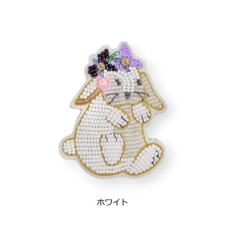 花飾りのうさぎブローチ