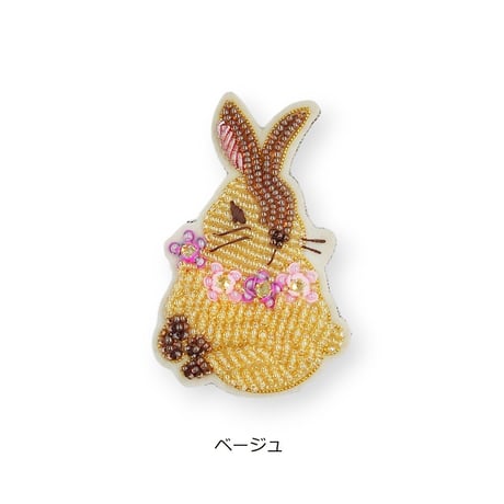 花飾りのうさぎブローチ