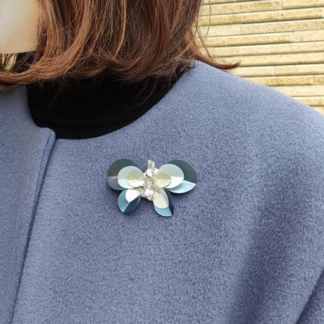 ビーズ刺繍のピンブローチキット　ちょうちょ　ブルー