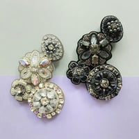 クリスタルガラスのジュエルフラワーブローチ