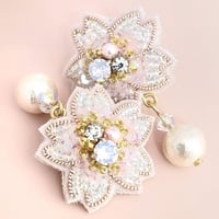 コットンパールが揺れる桜イヤリング