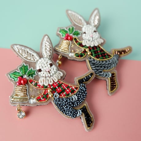 クリスマスベルとうさぎのブローチ