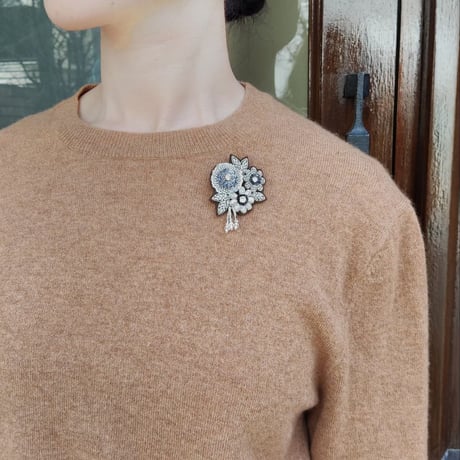 ビーズ刺繍のブローチ花 シルバー