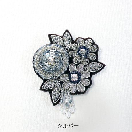 ビーズ刺繍のブローチ花 シルバー