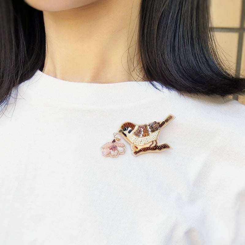 桜が揺れるすずめのブローチ | tilia