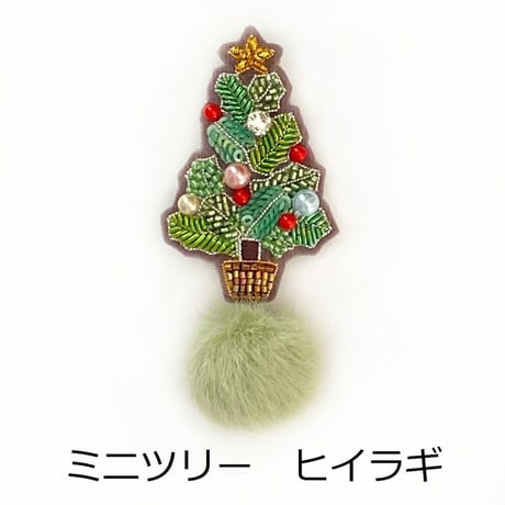 ふわふわポンポンブローチ