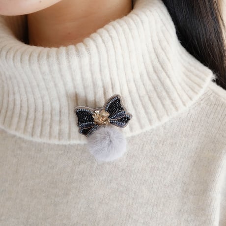 ふわふわポンポンブローチ　リボン