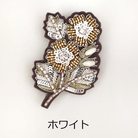 シックな小花のブローチ