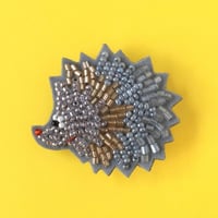 かんたんビーズ刺繍キット　不思議の国のアリス　ハリネズミのブローチ