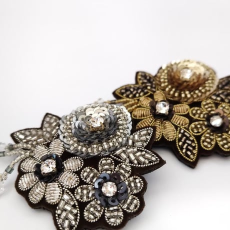 ビーズ刺繍のブローチ花 シルバー