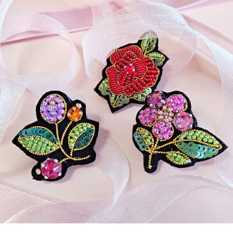 小花のブローチ