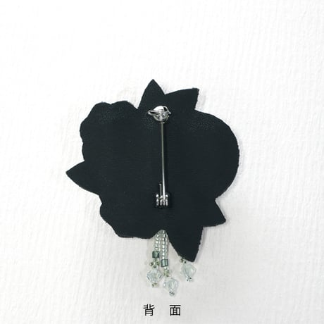 ビーズ刺繍のブローチ花 シルバー