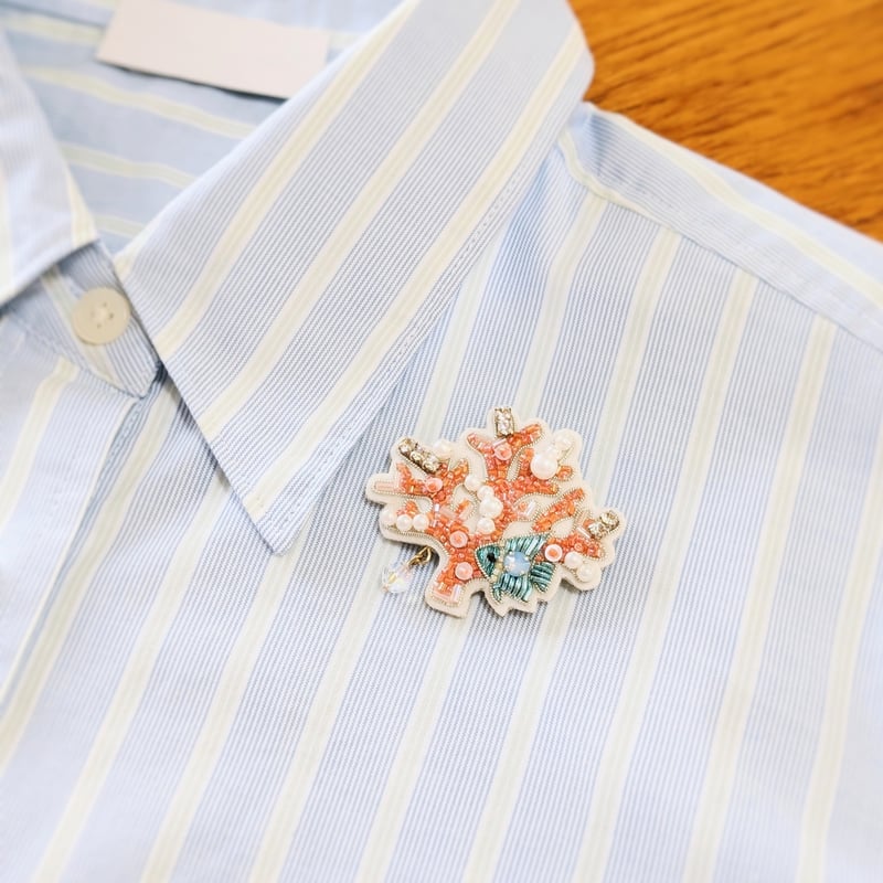 クリスタルガラスが揺れるサンゴブローチ | tilia