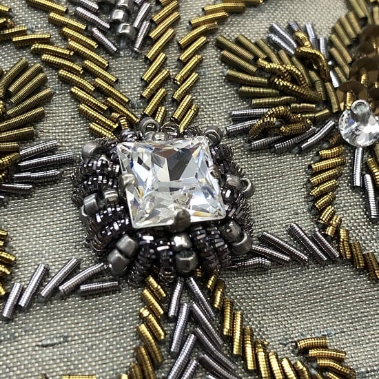 ビーズ刺繍キット】繊細なアンティークモールがきらめく