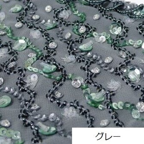 ビーズループが揺れるトライアングルアクセサリー