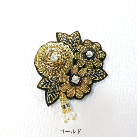 ビーズ刺繍のブローチ花 ゴールド
