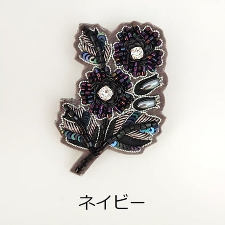シックな小花のブローチ