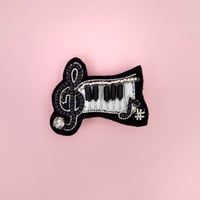 ピアノメロディのブローチ