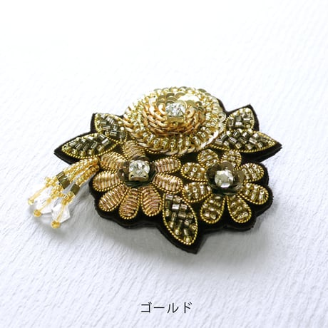 ビーズ刺繍のブローチ花 ゴールド