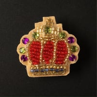 かんたんビーズ刺繍キット　クラウンのブローチ