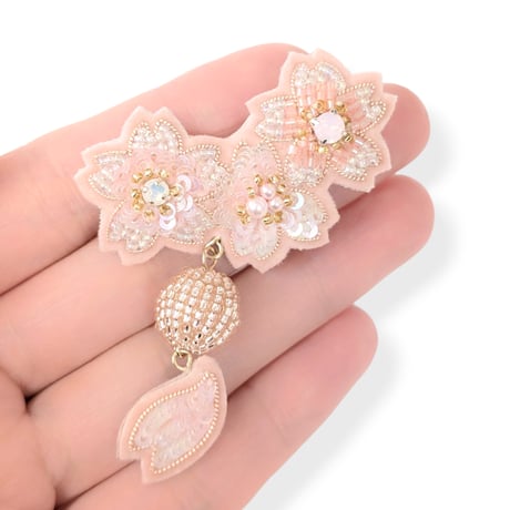 花びらが揺れる桜ブローチ