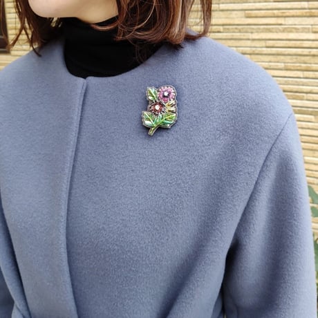 シックな小花のブローチ