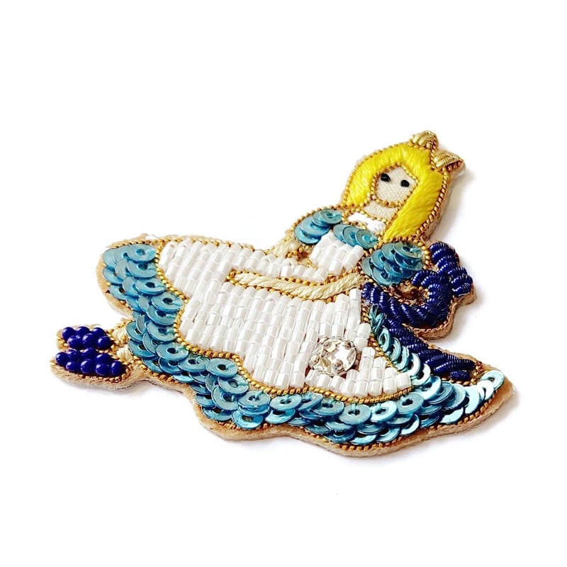 美品レア！BALLY不思議の国のアリス刺繍ブラウスM クロスステッチフレーム＜不思議の国のアリス＞ | リバティ 生地
