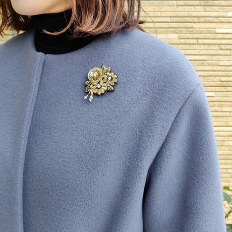 ビーズ刺繍のブローチ花 ゴールド