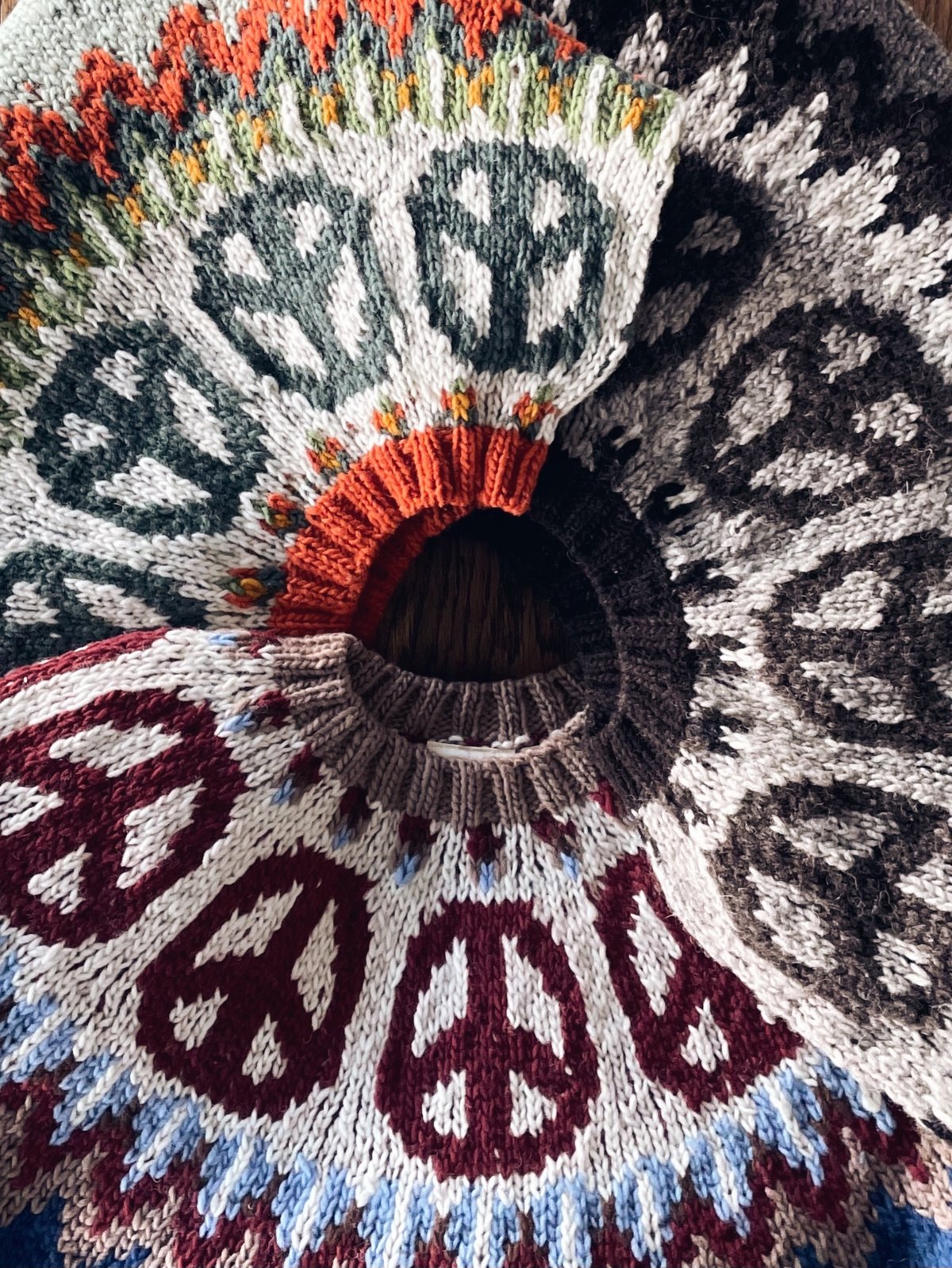 HAVE A GRATEFUL DAY PEACE PATTERN KNIT CREW |