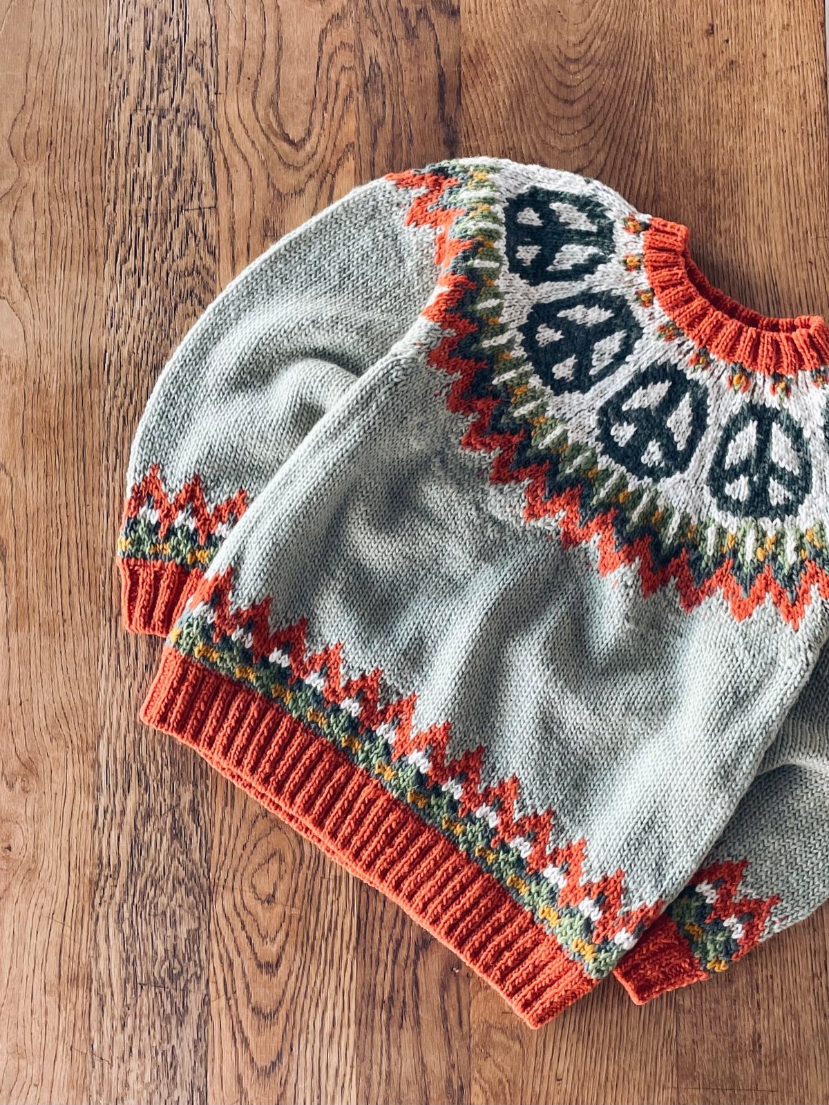 HAVE A GRATEFUL DAY PEACE PATTERN KNIT CREW |