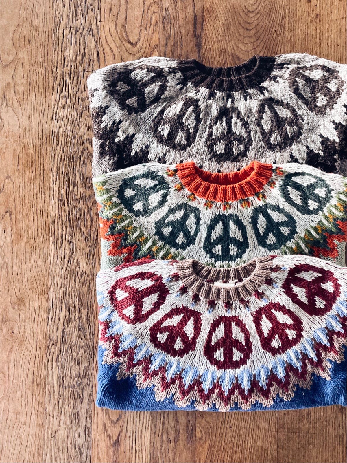 HAVE A GRATEFUL DAY PEACE PATTERN KNIT CREW |