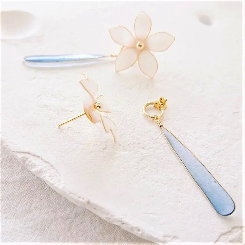 164 とっても華やかなお花とグリーンだよ❤️　ピアスorイヤリング flowery〜ﾌﾗﾜﾘｰ】お花と花びらの耳飾り ピアス・イヤリング