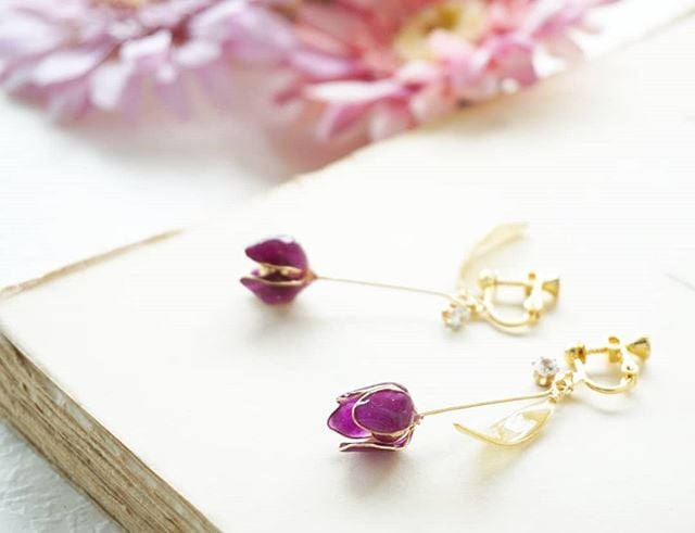 クラシカルな紫チューリップ のピアス・イヤリング | TUKIUSAGI