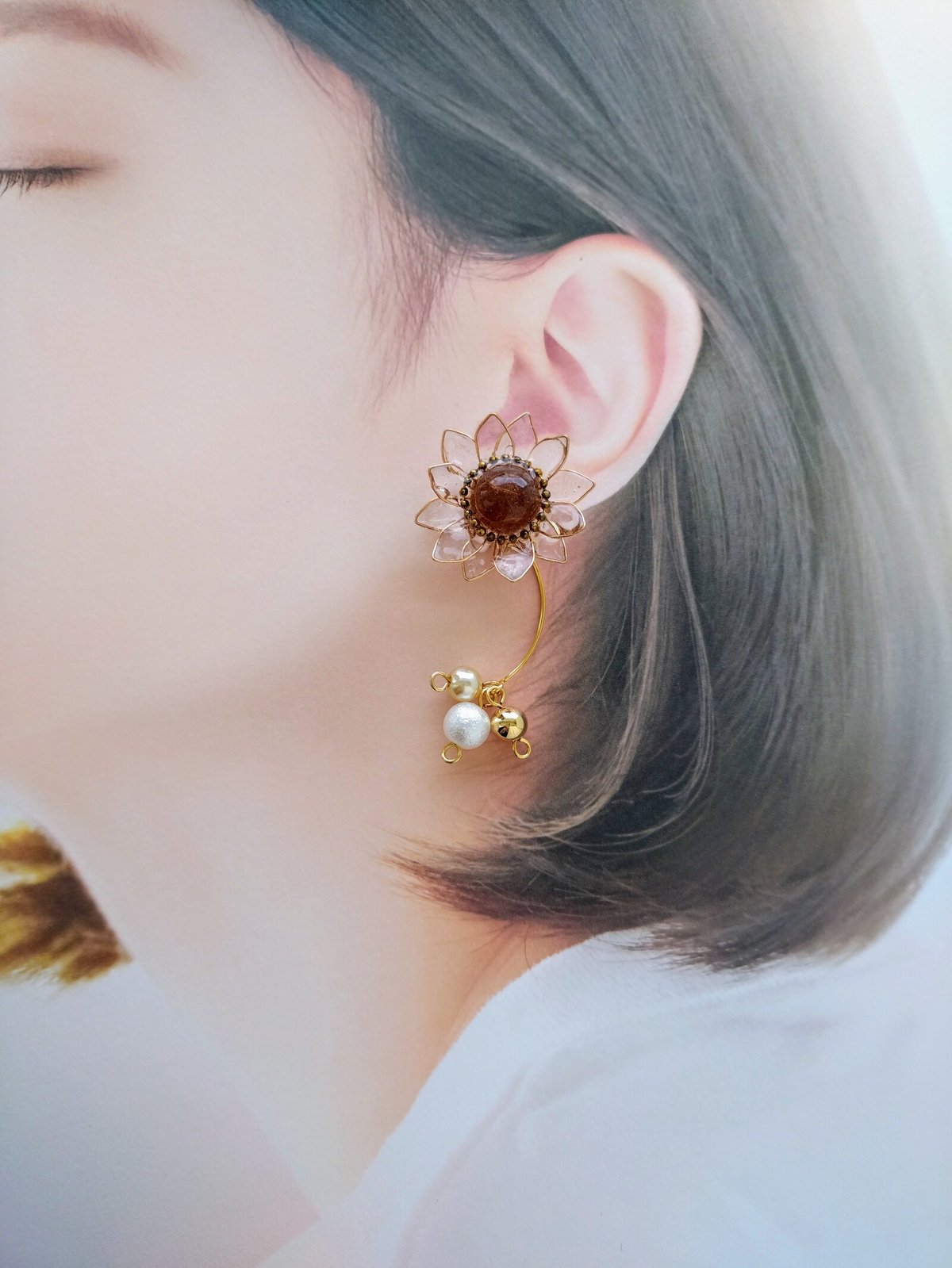 no.353 クリアフラワー×くすみベージュタッセル 2wayピアス イヤリング 透明ひまわりの揺れるピアス/イヤリング （ピアスのみ2way）花言葉