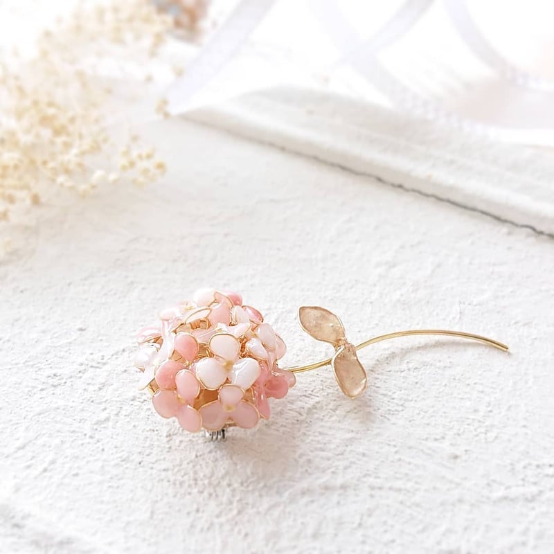 ピンク花の幸せを呼ぶお花のブローチ | TUKIUSAGI