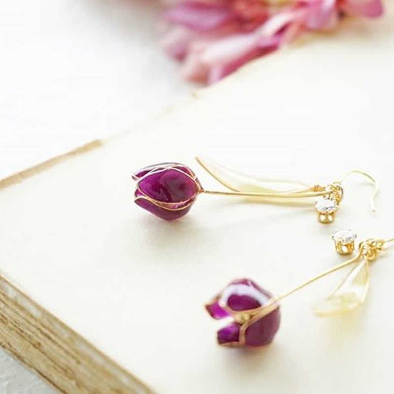 クラシカルな紫チューリップ のピアス・イヤリング | TUKIUSAGI