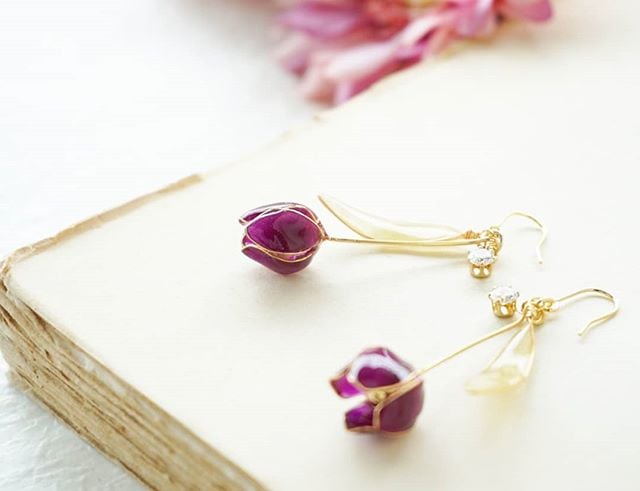 クラシカルな紫チューリップ のピアス・イヤリング | TUKIUSAGI