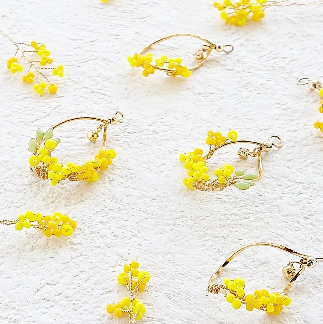 レジンヘアゴム ミモザ　レモン　ホワイト　ワイヤーフラワー　個性的　春 レジンヘアゴム ミモザ レモン ホワイト ワイヤーフラワー 個性的 春