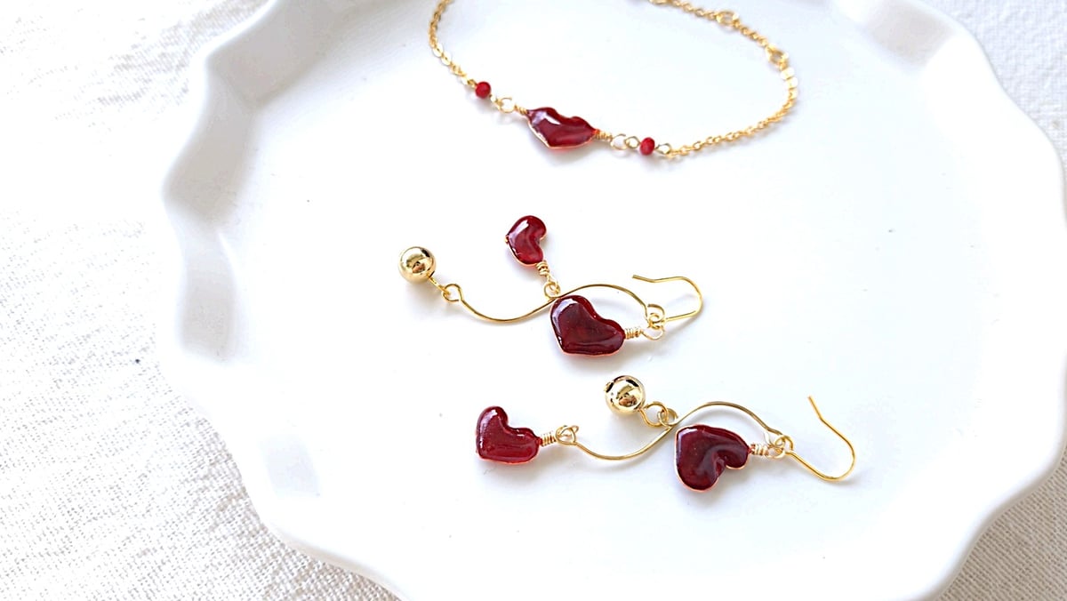 ハートモチーフ ブレスレット＆イヤリングセット お得なセット】赤いハートのブレスレットセット（ブレスレットとハート