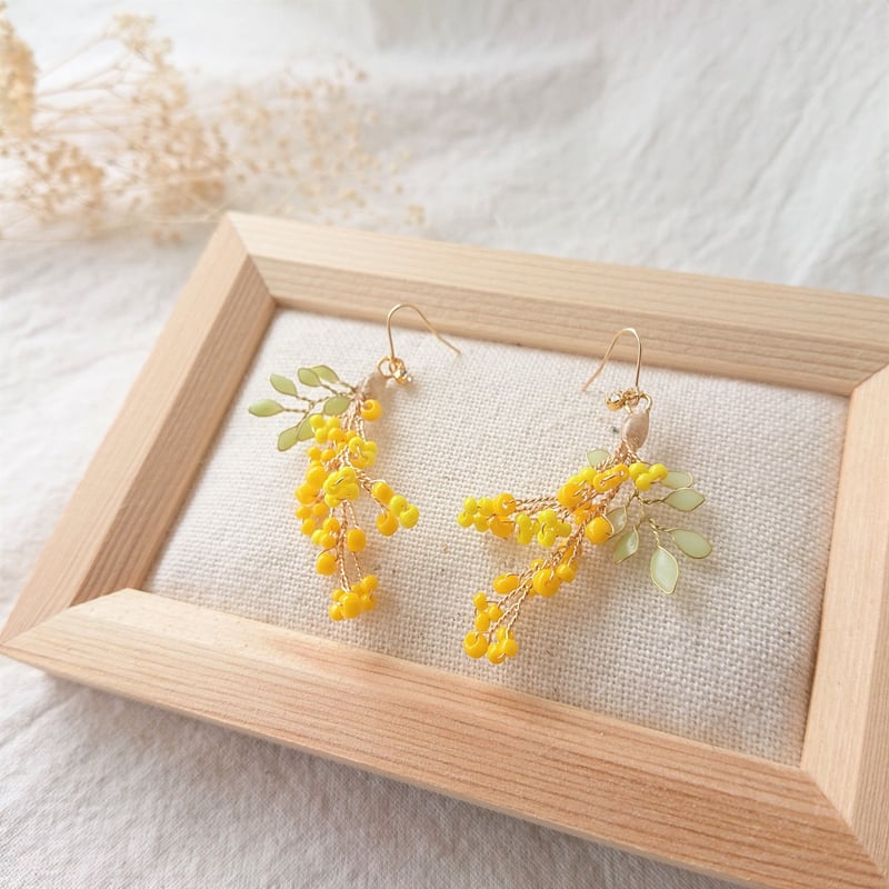 ミモザのピアス/イヤリング | TUKIUSAGI