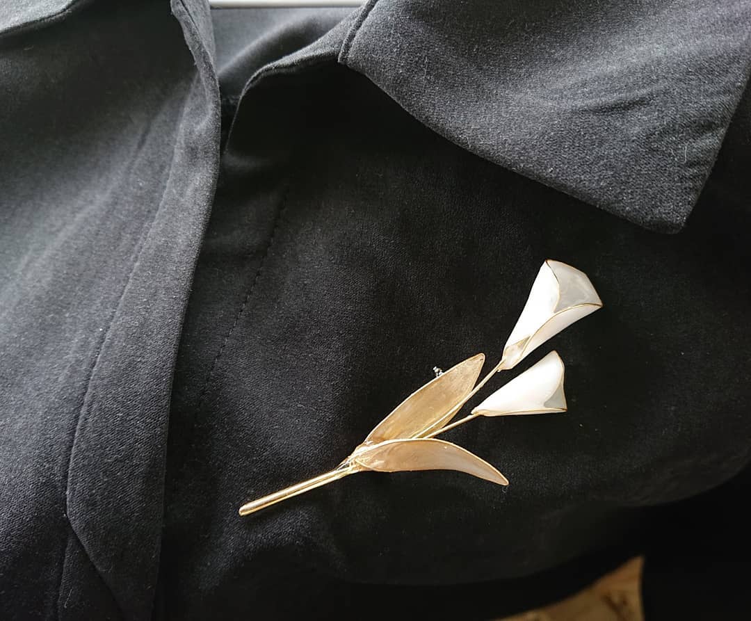 カラーのブローチ ～ゴールド～ | TUKIUSAGI