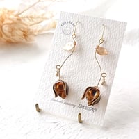 レトロチックなブラウンカラーのチューリップピアス/イヤリング