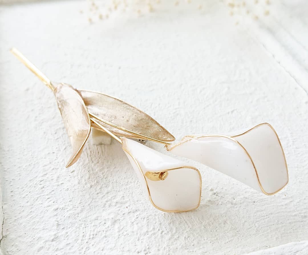 カラーのブローチ ～ゴールド～ | TUKIUSAGI