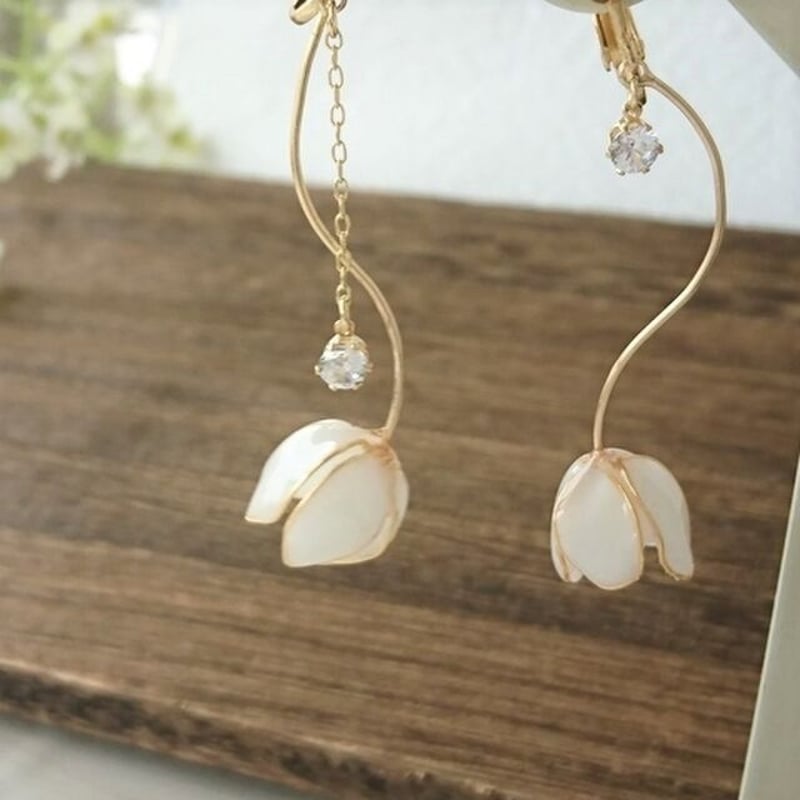 【662】ワイヤーフラワーとウェーブパーツのピアス／イヤリング 662】ワイヤーフラワーとウェーブパーツのピアス／イヤリング