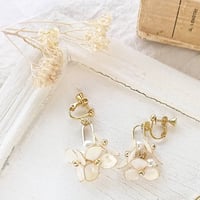 しゃららパール調花のピアス/イヤリング  ー
